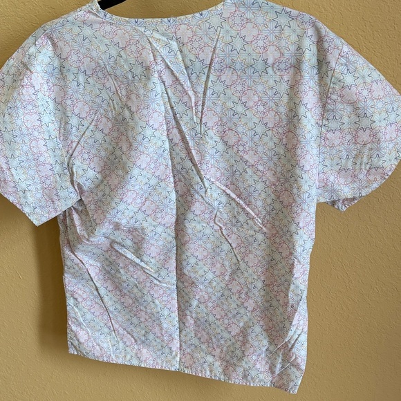 Colorful Star Pattern Scrub Top - Picture 4 of 4